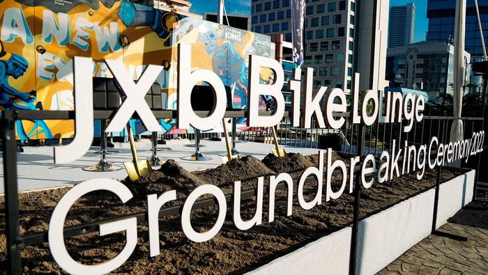 Asyik⦠Jakarta Bakal Punya Tempat Nongkrong Pesepeda PT Jakarta Tourisindo baru saja melakukan peletakan batu pertama JXB Bike Lounge yang menandai dimulainya pembangunan sebuah fasilitas bagi pesepeda.
Kegiatan ini dihadiri oleh Gubernur DKI Jakarta Anies Baswedan, Direktur Utama JXB Novita Dewi, jajaran Pemprov DKI Jakarta, para Duta Besar berbagai negara dan perwakilan komunitas sepeda.
