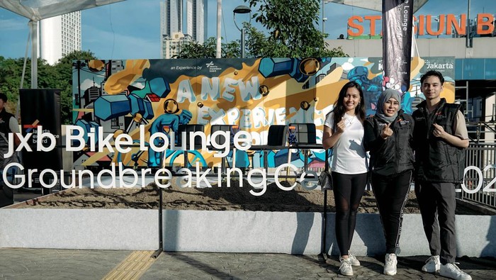 PT Jakarta Tourisindo baru saja melakukan peletakan batu pertama JXB Bike Lounge yang menandai dimulainya pembangunan sebuah fasilitas bagi pesepeda. 

Kegiatan ini dihadiri oleh Gubernur DKI Jakarta Anies Baswedan, Direktur Utama JXB Novita Dewi, jajaran Pemprov DKI Jakarta, para Duta Besar berbagai negara dan perwakilan komunitas sepeda.