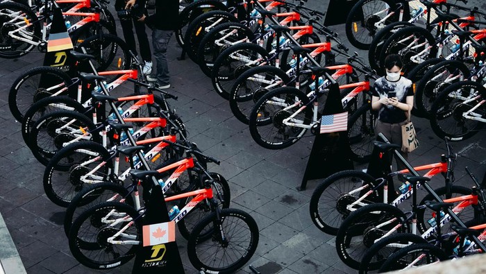 Asyik⦠Jakarta Bakal Punya Tempat Nongkrong Pesepeda PT Jakarta Tourisindo baru saja melakukan peletakan batu pertama JXB Bike Lounge yang menandai dimulainya pembangunan sebuah fasilitas bagi pesepeda.
Kegiatan ini dihadiri oleh Gubernur DKI Jakarta Anies Baswedan, Direktur Utama JXB Novita Dewi, jajaran Pemprov DKI Jakarta, para Duta Besar berbagai negara dan perwakilan komunitas sepeda.