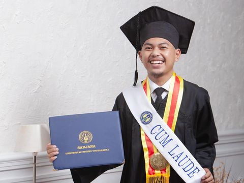 Azwan kini telah menamatkan pendidikan S1 di Universitas Negeri Yogyakarta pada Februari 2022 kemarin.