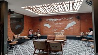 detikcom pun berkeliling kafe yang terdiri dari dua tingkat ini. Kamu bisa pilih nih, mau duduk di bangku outdoor atau indoor. Juga, di sini terdapat meeting room bagi kamu yang ingin kumpul sama rekan kerja.