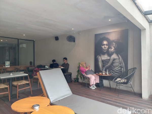 Juga beberaap potret wajah khas, kita tebak pesona cantik Flores yang dipajang dalam ukuran besar di dinding-dinding kafe. Juga beberaap potret wajah khas, kita tebak pesona cantik Flores yang dipajang dalam ukuran besar di dinding-dinding kafe.
