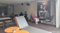 Juga beberaap potret wajah khas, kita tebak pesona cantik Flores yang dipajang dalam ukuran besar di dinding-dinding kafe.