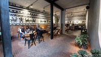 Nama kedai kopi ini adalah Bajawa Flores. Yap, sesuai dengan namanya kedai ini menyajikan kopi khas NTT yaitu kopi bawaja dari Flores.