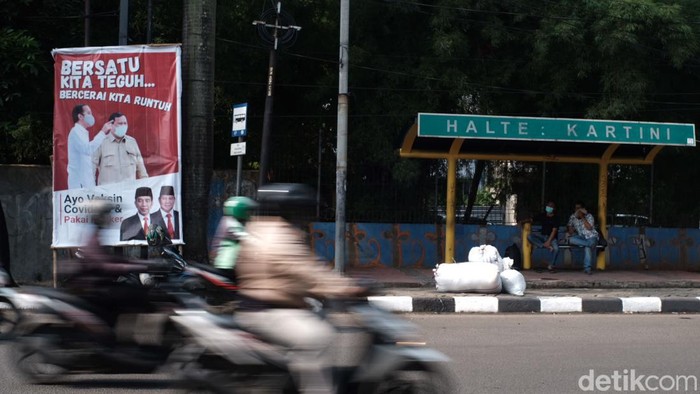 Baliho bergambarkan Presiden Jokowi dan Menhan Prabowo Subianto mejeng di dekat Halte Kartini, Jakarta Selatan. Baliho ini berisikan ajakan untuk bersatu.