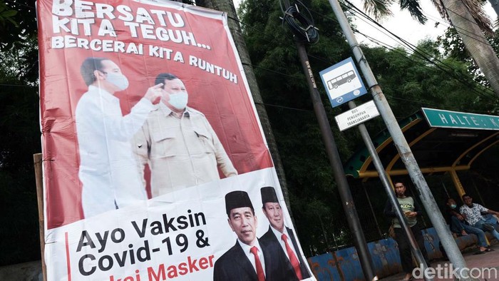 Baliho bergambarkan Presiden Jokowi dan Menhan Prabowo Subianto mejeng di dekat Halte Kartini, Jakarta Selatan. Baliho ini berisikan ajakan untuk bersatu.