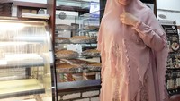 Bebi dikenal sebagai sosok yang suka kulineran. Momennya selalu ia unggah ke akun Instagram pribadinya @bebi.silvana. Seperti momen satu ini terlihat mengunjungi tempat makan makaroni panggang enak di Bogor, Jawa Barat. Foto: Instagram @bebi.silvana