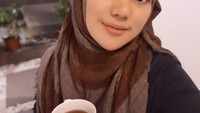 Bebi Silvana juga pernah mengunggah momennya menikmati secangkir teh saat sarapan. Ia tampak manis sambil menunjukkan teh yang dinikmatinya. Foto: Instagram @bebi.silvana