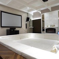 Bioskop di rumah Crazy Rich Malang hadir dalam konsep yang unik. Tempat duduknya seperti kasur besar yang berada di dalam bak besar. Foto: Youtube