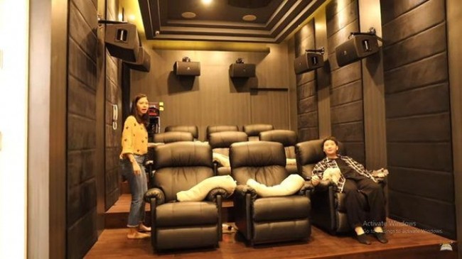 Bioskop Jordi Onsu juga tak kalah nyaman dengan barisan kursi malas yang bisa menampung sembilan orang. Sistem audio yang lengkap makin memaksimalkan pengalaman menonton ala bioskop. (Foto: Youtube)