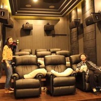 Bioskop Jordi Onsu juga tak kalah nyaman dengan barisan kursi malas yang bisa menampung sembilan orang. Sistem audio yang lengkap makin memaksimalkan pengalaman menonton ala bioskop. (Foto: Youtube)