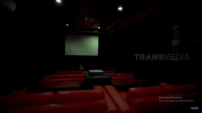 Paranormal dan produser Ki Kusumo memiliki bioskop pribadi yang supernyaman, lengkap dengan sofa besar berwarna merah yang bisa diduduki sambil remahan. (Foto: Youtube)