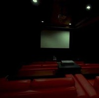 Paranormal dan produser Ki Kusumo memiliki bioskop pribadi yang supernyaman, lengkap dengan sofa besar berwarna merah yang bisa diduduki sambil remahan. (Foto: Youtube)