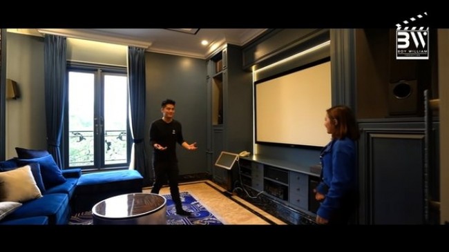 Inilah bioskop pribadi di rumah mewah milik Prilly Latuconsina. Selain menonton film favorit, ia juga memanfaatkan rumah ini sebagai tempat karaoke. (Foto: Youtube)