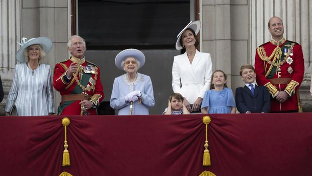 From left, Camilla, Duchess of Cornwall, Prince Charles, Queen Elizabeth II, Prince Louis, Kate, Duchess of Cambridge, Princess Charlotte, Prince George and Prince William gather on the balcony of Buckingham Palace, London, Thursday, June 2, 2022 as they watch a flypast of Royal Air Force aircraft pass over. (Paul Grover, Pool Photo via AP)