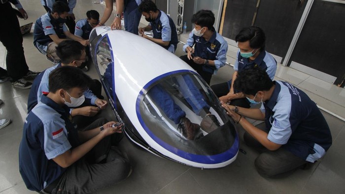 Bukan Bensin atau Listrik, Mobil Ini Berenergi Hidrogen Lho Tim Antasena Institut Teknologi Sepuluh Nopember (ITS) kembangkan mobil berenergi hidrogen yang disiapkan untuk kompetisi internasional. Seperti apa bentuknya?