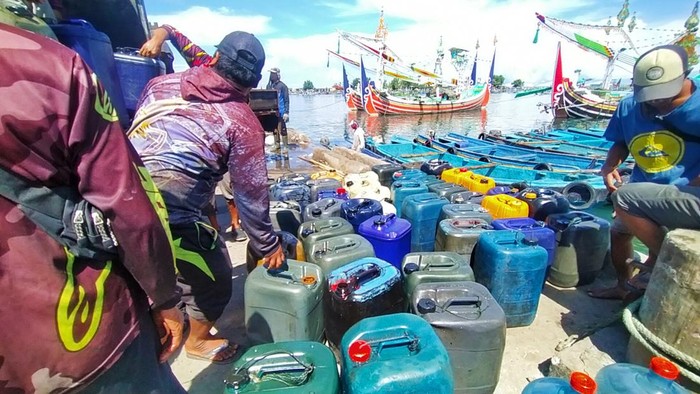 Dinas Perhubungan, Kelautan dan Perikanan Jembrana membatasi pembelian BBM solar subsidi untuk nelayan. Rekomendasinya, per hari nelayan hanya bisa membeli maksimal 700 liter.