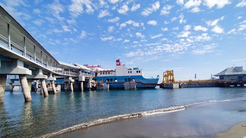 Cuaca cerah di Selat Bali, Pelabuhan Gilimanuk, Jembrana, Bali, beberapa waktu lalu.