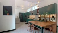 Warna hijau tua tersebut terlihat pada rak-rai tempat menyimpan alat memasak dan juga meja untuk menaruh kompor. Foto: Instagram @hamishdw