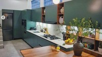 Selain warna hijau, ada beberapa Sentuhan warna coklat pada beberapa barang barang ada di dapur salah satunya meja untuk makan bersama. Foto: Instagram @hamishdw