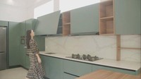 Sebelum ditata dengan warna hijau tua, dapur Raisa ini memiliki desain warna hitam dan putih. Foto: Instagram @hamishdw