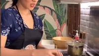 Selain Hamish Daud, Raisa juga pernah membagi kan momen nya saat masak di dapur. Di satu Sisi dapurnya ternyata ada yang dihias dengan corak daun monstera. Foto: Instagram @hamishdw