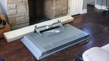 Nggak imbang rak dan televisinya, jatuh deh. Dok. Boredpanda