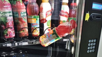 Beli roti di mesin penjual otomatis nyangkut, akhirnya beli minum maksudnya supaya bisa keluar. Ehh malah nyangkut dua-duanya. Dok. Boredpanda