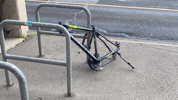 Rangka sepedanya sih aman, tapi bagian lainnya hilang. Dok. Boredpanda