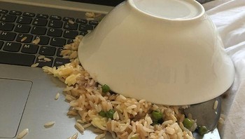 Resiko makan di kasur sambil main laptop. Dok. Boredpanda