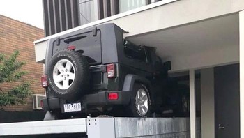Punya garasi bawah tanah, pas buka lupa kalau di atasnya masih ada mobil. Walaahh... Dok. Boredpanda
