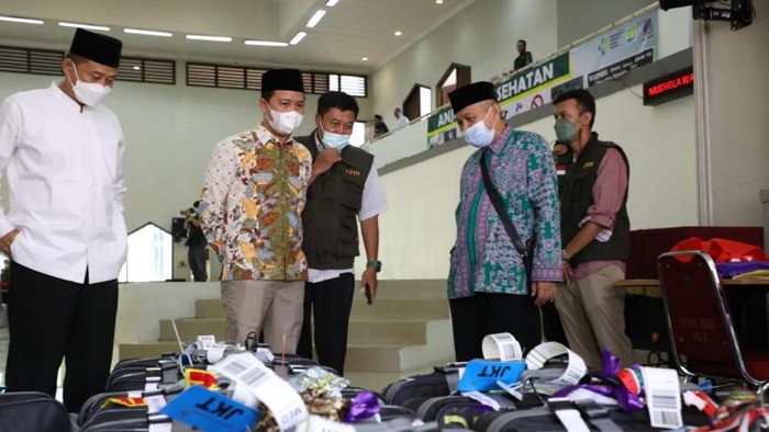 Dirjen Penyelenggaraan Haji dan Umrah Kemenag Hilman Latief sambut kedatangan jemaah di Asrama Haji Pondok Gede