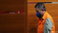 Haryadi yang mengenakan rompi tahanan terus menunduk saat dihadirkan dalam jumpa pers di gedung KPK.