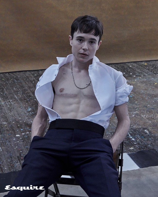 Inilah penampilan Elliot Page di majalah Esquire yang pamer dada. Di media sosialnya Elliot Page juga membahas tentang disforia atau gangguan identitas gender. Disforia dulu dirasakan terutama saat musim panas. Tidak ada lapisan, hanya T-shirt atau ada tambahan bahan dan terasa berkeringat. Tapi secara terus-menerus melihat ke bawah menyesuaikan kaosku yang kebesaran, curhatnya tentang bagaimana yang ia rasakan di masa lalu. Foto: dok. Esquire