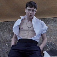 Inilah penampilan Elliot Page di majalah Esquire yang pamer dada. Di media sosialnya Elliot Page juga membahas tentang disforia atau gangguan identitas gender. Disforia dulu dirasakan terutama saat musim panas. Tidak ada lapisan, hanya T-shirt atau ada tambahan bahan dan terasa berkeringat. Tapi secara terus-menerus melihat ke bawah menyesuaikan kaosku yang kebesaran, curhatnya tentang bagaimana yang ia rasakan di masa lalu. Foto: dok. Esquire