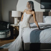 Eva Celia resmi menikah dengan Demas Narawangsa, Jumat (2/6/2022). Dalam momen pernikahannya, putri Sophia Latjuba dan Indra Lesmana ini tampil begitu menawan dengan gaun pengantin ber-bodice korset karya Hian Tjen yang mempertegas aura seksinya. (Foto: Instagram/@thebridestory)