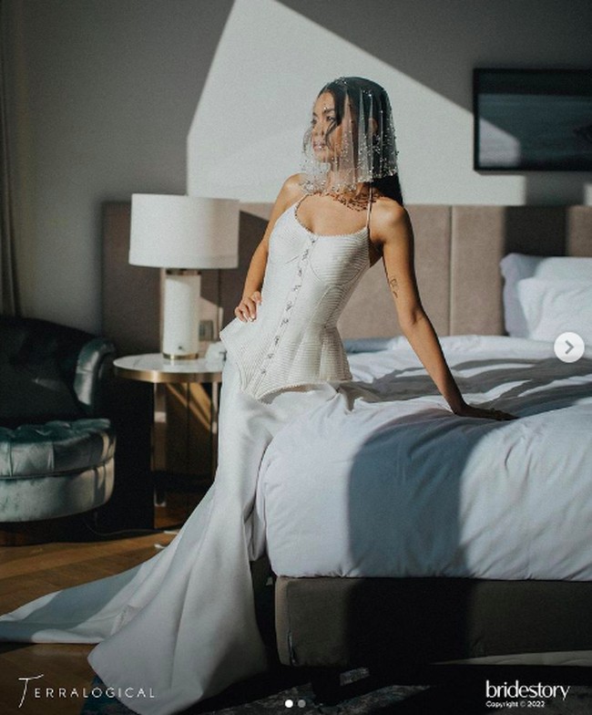 Eva Celia mengenakan busana berpotongan unik yang tampak seperti korset. Gaun terlihat simpel namun sarat akan detail. Foto: dok. Instagram/@thebridestory