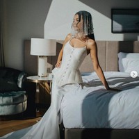 Eva Celia mengenakan busana berpotongan unik yang tampak seperti korset. Gaun terlihat simpel namun sarat akan detail. Foto: dok. Instagram/@thebridestory