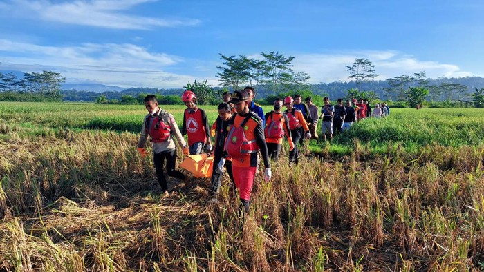 Evakuasi jenazah pemancing yang hanyut di Sungai Kacangan, Purbalinngga, Jumat (3/6/2022).
