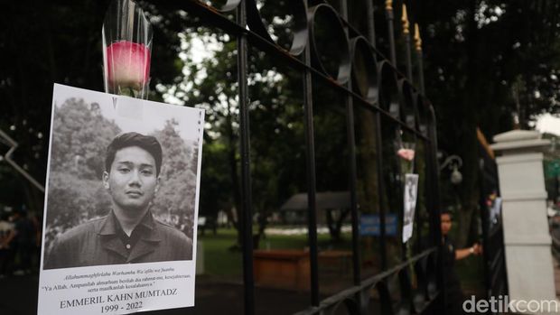 Foto Eril terpajang di pagar Gedung Pakuan, Kota Bandung