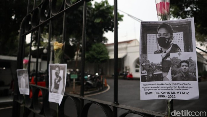 Foto Eril terpajang di pagar Gedung Pakuan, Kota Bandung