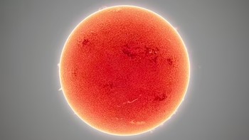 Saat itu, gambar ini memperlihatkan bahwa inilah waktu Matahari paling aktif yang pernah saya lihat, ujarnya seperti dikutip dari Daily Mail. Foto: @cosmic-background