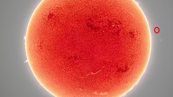 Melihat Matahari penuh pada tingkat detail ini mungkin bukan sesuatu yang pernah dilihat banyak orang dalam hidup mereka. Selama periode aktivitas Matahari yang tinggi, Matahari akan terlihat seperti ini sepanjang waktu. Gambar ini lebih merupakan tanda bahwa siklus 11 tahun mendekati porsi maksimum aktivitasnya, kata Andrew. Foto: @cosmic-background