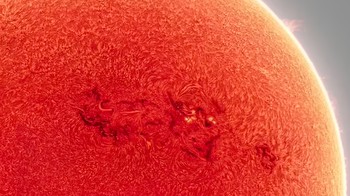 Gambar definisi tinggi yang didapatkannya, merupakan gabungan mosaik dari sekitar 50 foto, masing-masing terdiri dari 600 foto berlapis. Bukan kebetulan Andrew mendapatkan gambar ini, melainkan sudah mengamatinya sejak lama dengan mengarahkan teleskopnya ke Matahari selama tiga tahun. Foto: @cosmic-background