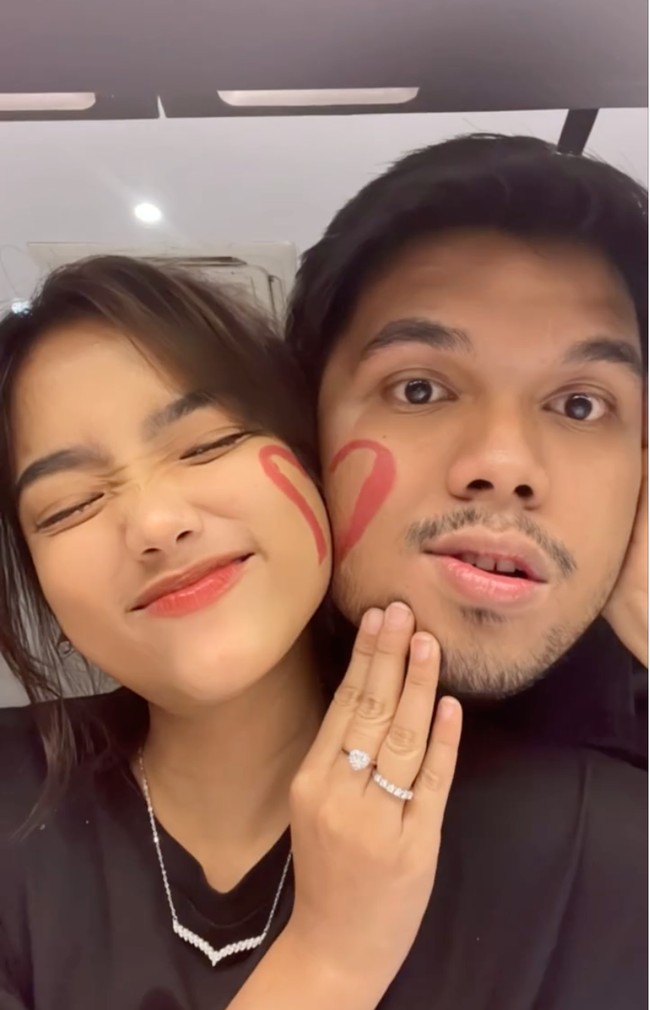 Acara televisi tersebut seringkali memamerkan kemesraan Thoriq dan Fuji sebagai pasangan kekasih. Memang tak dapat dipungkiri bahwa kisah cinta Thoriq dan Fuji sendiri memiliki daya tarik tersendiri bagi para netizen. Foto: Instagram