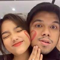 Acara televisi tersebut seringkali memamerkan kemesraan Thoriq dan Fuji sebagai pasangan kekasih. Memang tak dapat dipungkiri bahwa kisah cinta Thoriq dan Fuji sendiri memiliki daya tarik tersendiri bagi para netizen. Foto: Instagram