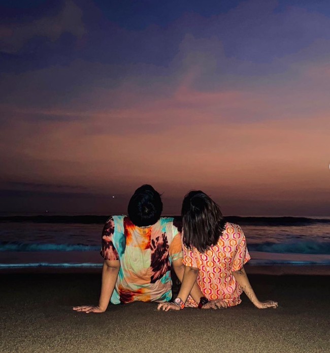 Acara televisi tersebut membagikan momen-momen ketika Fuji dan Thoriq melakukan kegiatan bersama, seperti memasak, bermain, dan pergi jalan-jalan. Keduanya pun selalu terlihat kompak dan mesra. Foto: Instagram