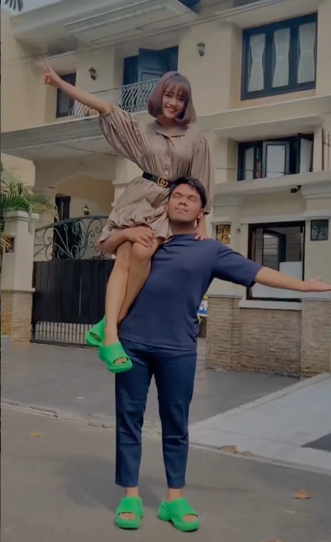 Sebagai pasangan kekasih, Fuji dan Thoriq memang memiliki cukup banyak penggemar. Keduanya pun tampak cukup aktif membagikan momen-momen kebersamaan mereka ke akun Instagram pribadi masing-masing. Foto: Instagram