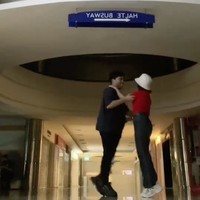 Melalui salah satu unggahan Instagramnya, Fuji dan Thoriq sempat terlihat menari bersama di dalam sebuah gedung. Aksi romantis keduanya pun seringkali membuat netizen menjadi baper. Foto: Instagram