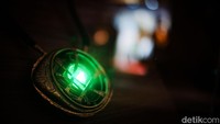 Tak hanya itu, ada pula koleksi lengkap original movie props (properti asli di film), kostum, serta concept art dari film-film Marvel, yang dapat disaksikan secara langsung. Ini adalah Eye of Agamotto, relik yang memiliki time stone yang dipakai Doctor Strange. 